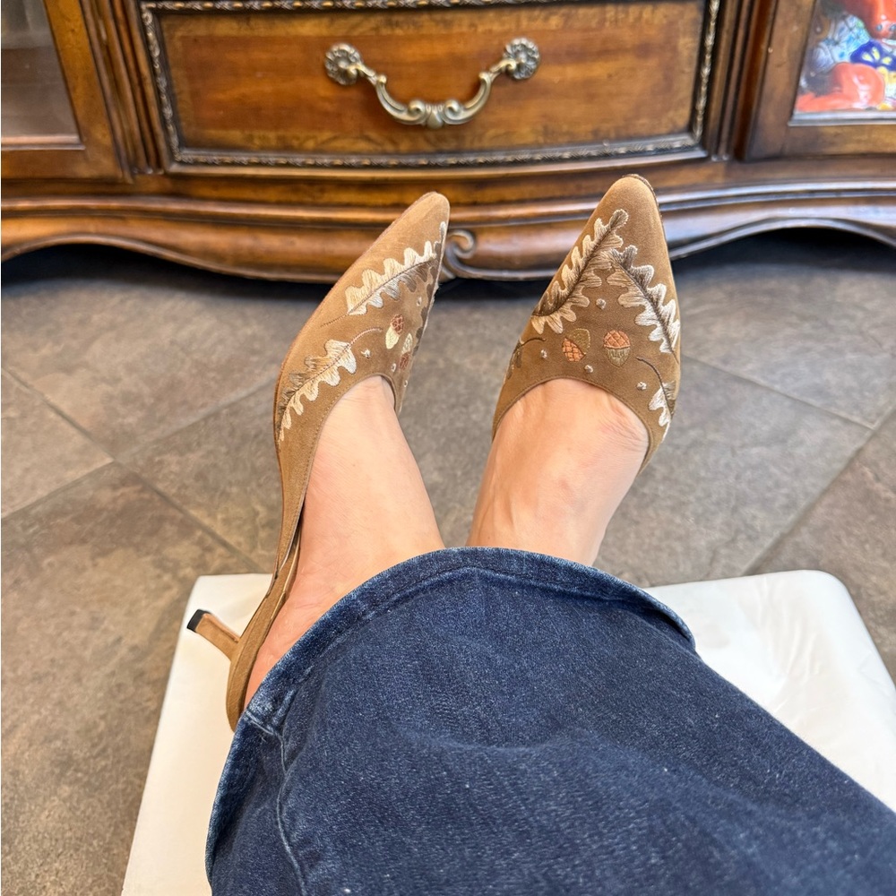 Manolo Blahnik Brown Suede Embroidered Pointed Toe Kitten Heel Mules 38.5 VTG - Picture 2 of 10